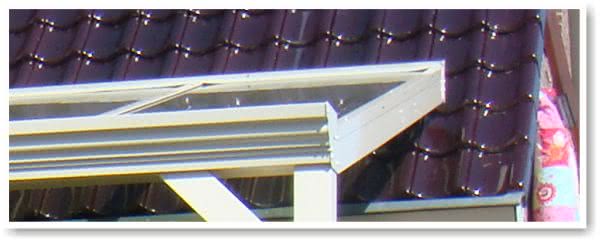 Montage der Terrassenüberdachung auf dem Hausdach Aufdachmontage von Terrassenüberdachung
