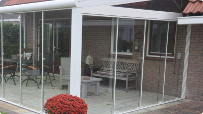 Wand als Rahmenloses Echtglas-Schiebesystem für Terrassendach Wand als Rahmenloses Echtglas-Schiebesystem